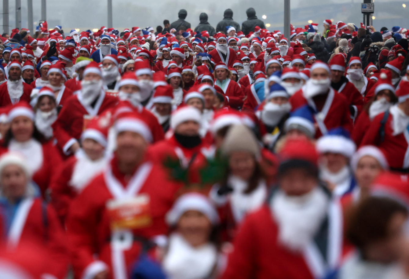 Corredores disfrazados de Papá Noel participan en la carrera anual de 5 km Santa Dash en Liverpool. Foto NA: REUTERS/Phil Noble