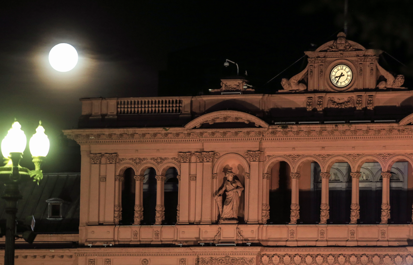 Esta noche puede verse la Luna más grande y brillante de los últimos 70 años en todo el país, ya que el astro se acerca a unos 50 mil kilómetros a la Tierra. FOTO NA: MARCELO CAPECE