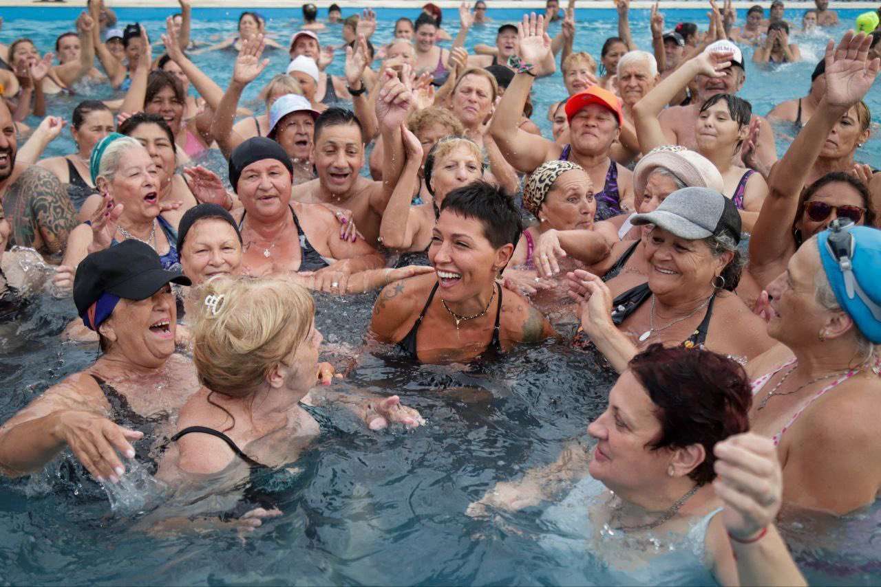 Sonriente. Mayra Mendoza, en la pileta que inauguró Martiniano Molina en 2018.