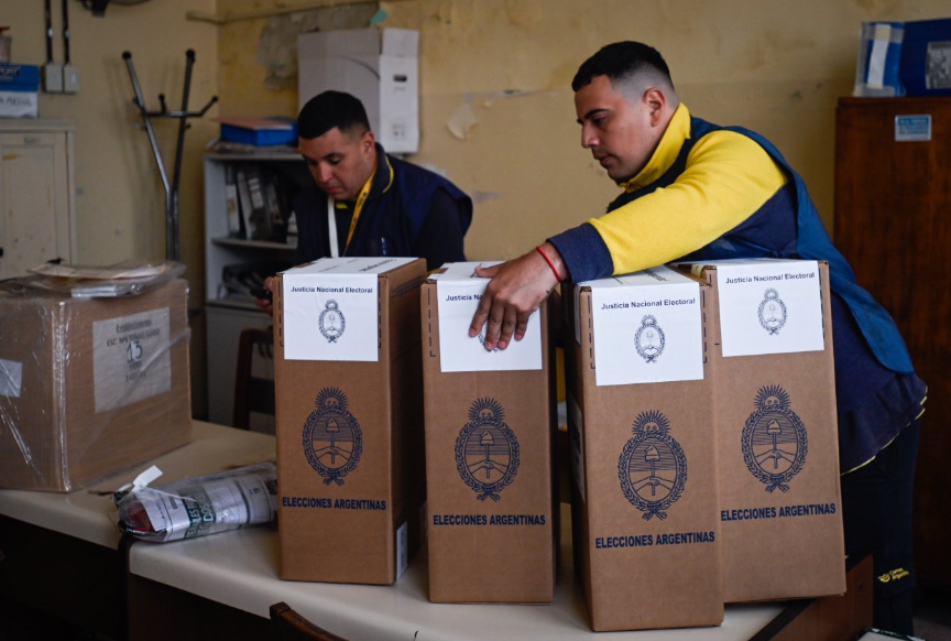 Personal del Coreo Argentino comienza el despliegue de las urnas para las elecciones de mañana. Foto NA