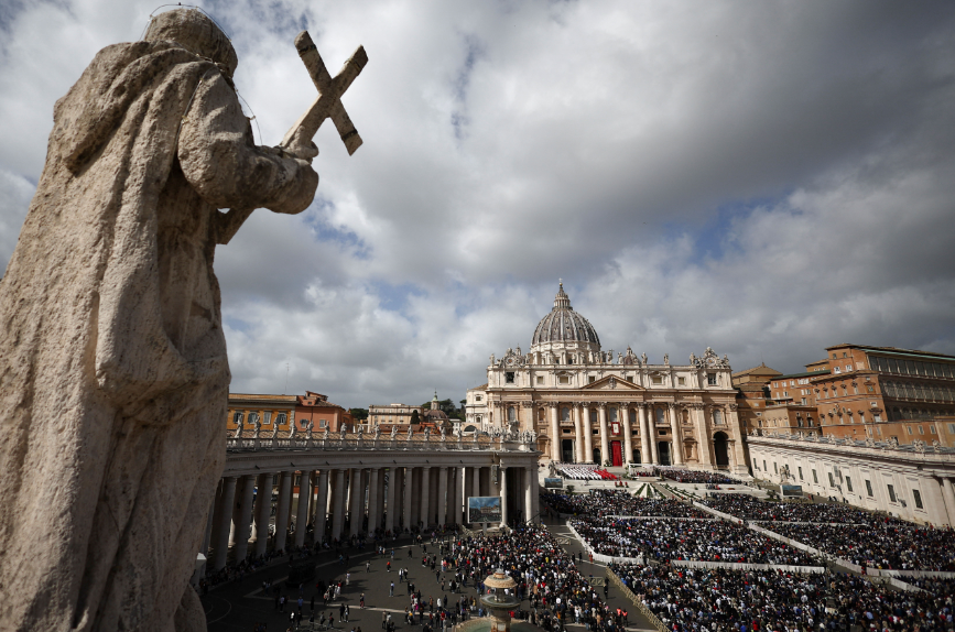 Vista general durante la misa del Domingo de Ramos presidida por el Papa Francisco en la Plaza de San Pedro del Vaticano, 24 de marzo de 2024. Foto NA: REUTERS/Guglielmo Mangiapane