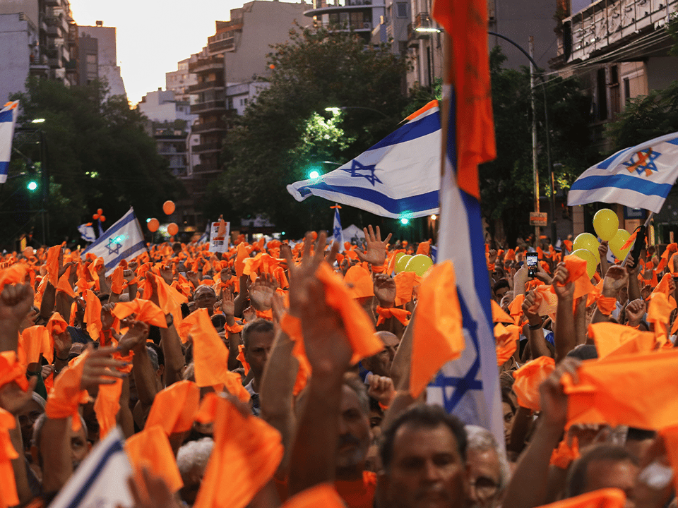 Liberación y repudio. Miles de personas en Almagro, en contra del terrorismo de Hamas.