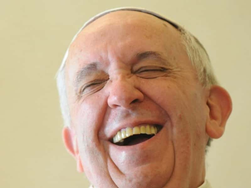 Francisco y su sonrisa: la risa que ilumina al Vaticano y al mundo entero.