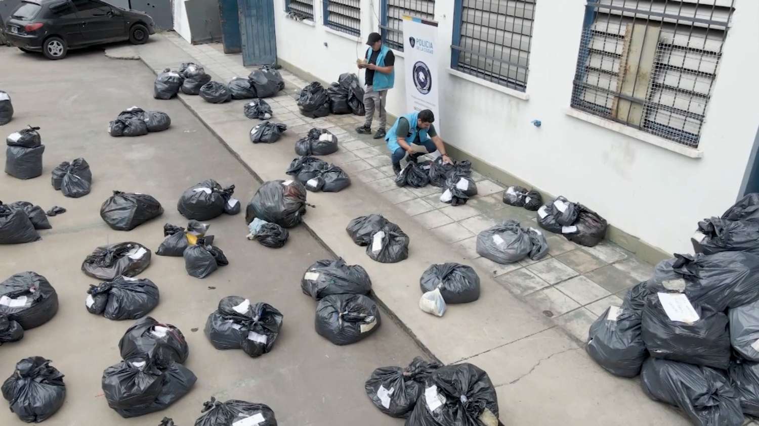 Bolsas de productos decomisados con destino a Bahía Blanca.