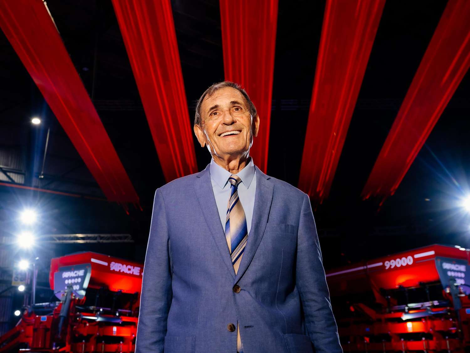 Carlos Castellani, una vida dedicada a la metalmecánica en la inauguración de la nueva planta escoltado por sus fierros