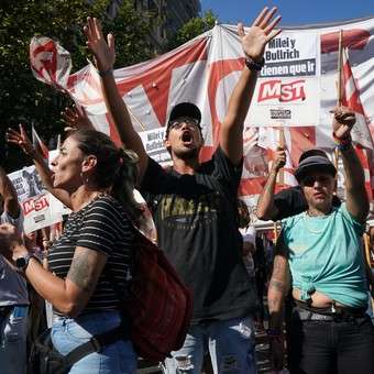 Fracaso total: sin gran convocatoria, los manifestantes se fueron del Congreso y un grupo sostuvo la tensión