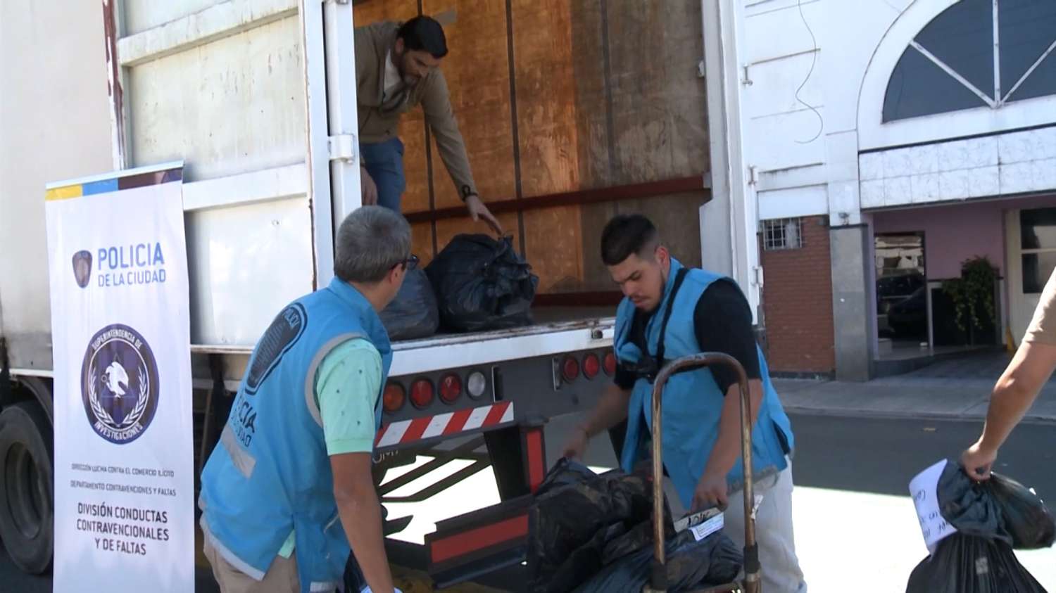 La Ciudad donó a Bahía Blanca mercadería incautada en allanamientos