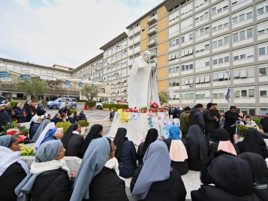 Rezo. Oraciones frente al hospital Gemelli, en Roma. Imagen: Vatican News.