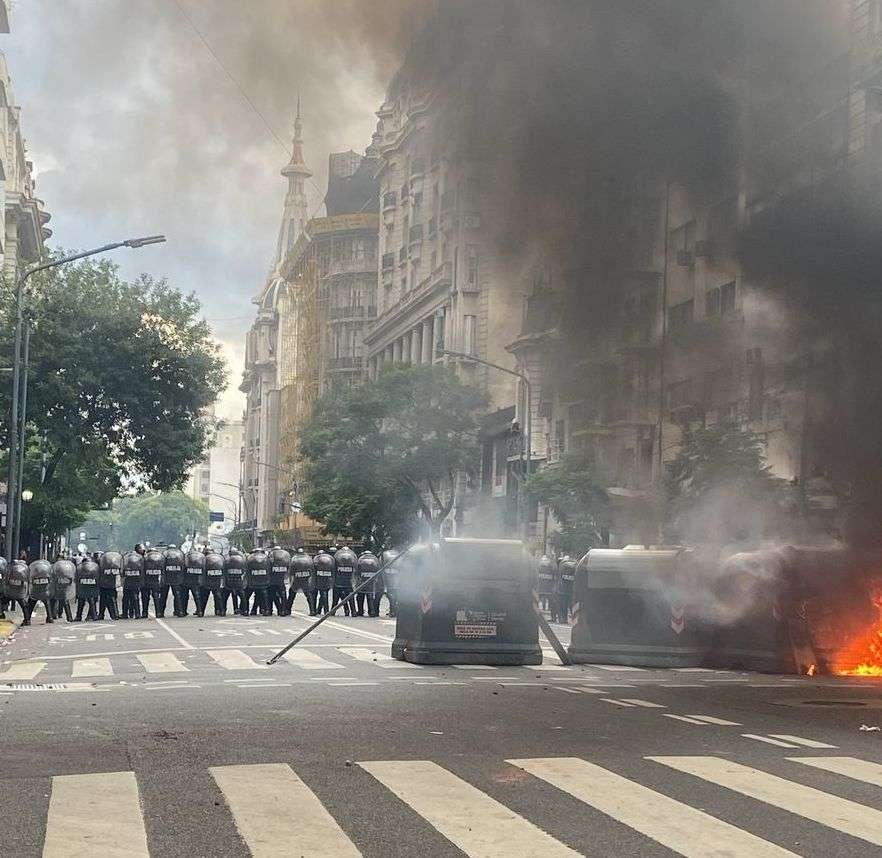 Destrozos y violencia en la marcha de los barras bravas