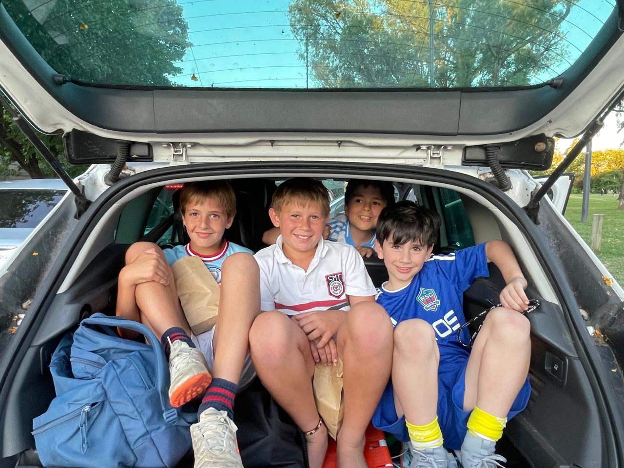 Con el baúl lleno de amigos. Joaco, Sixto, Emilio, Pedro y al volante, su madre aventurera.