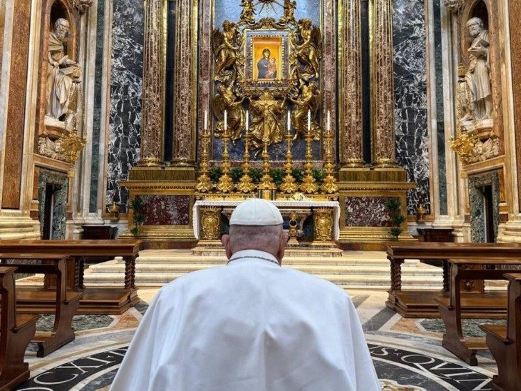 Otra sorpresa del Papa: rezó en la basílica de Santa María la Mayor